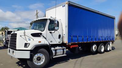 Freightliner 108SD 26 ft Box Truck - 370HP, 6 Speed Automatic, Swing Door