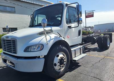 Freightliner M2 106 Box Truck - 240HP, 9 Speed Automatic