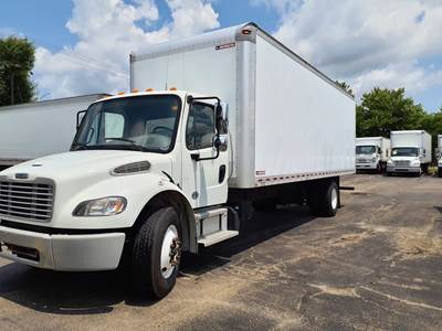 Freightliner M2 106 26 ft Box Truck - 280HP, 9 Speed Automatic, Roll up Door