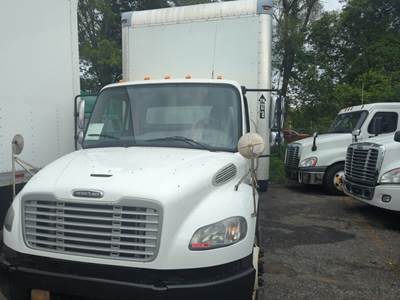 Freightliner M2 106 26 ft Box Truck - 220HP, 6 Speed Automatic, Roll up Door, Liftgate