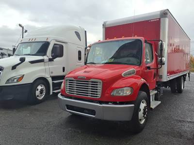 Freightliner M2 106 26 ft Box Truck - 240HP, 6 Speed Automatic, Roll up Door, Liftgate