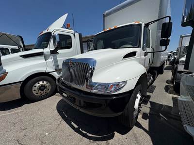 Freightliner M2 106 26 ft Box Truck - 240HP, 6 Speed Automatic, Roll up Door, Liftgate