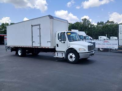 Freightliner M2 106 26 ft Box Truck - 240HP, 6 Speed Automatic, Roll up Door, Liftgate