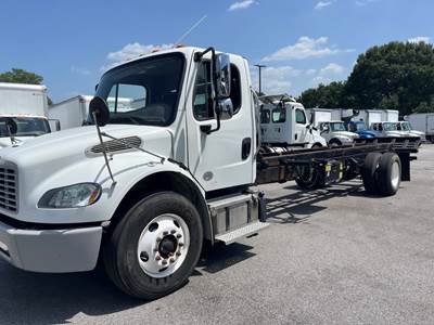 Freightliner M2 106 Box Truck - 240HP, 6 Speed Automatic, Liftgate