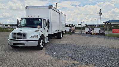 Freightliner M2 106 26 ft Box Truck - 240HP, 6 Speed Automatic, Roll up Door, Liftgate