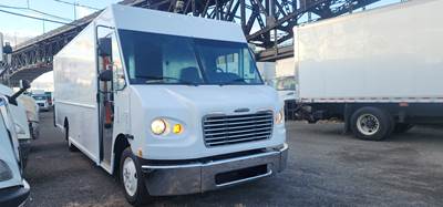 Freightliner MT45 20 ft Box Truck - 200HP, 5 Speed Automatic, Roll up Door, Liftgate