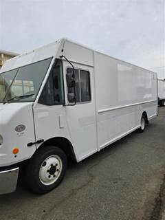 Freightliner MT45 20 ft Box Truck - 200HP, 5 Speed Automatic, Roll up Door, Liftgate