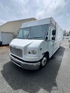 Freightliner MT45 20 ft Box Truck - 200HP, 5 Speed Automatic, Roll up Door, Liftgate