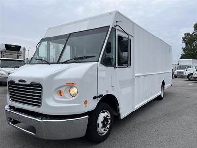 Freightliner MT45 26 ft Box Truck - 220HP, 5 Speed Automatic, Roll up Door, Liftgate