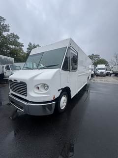 Freightliner MT45 20 ft Box Truck - 200HP, 5 Speed Automatic, Roll up Door, Liftgate