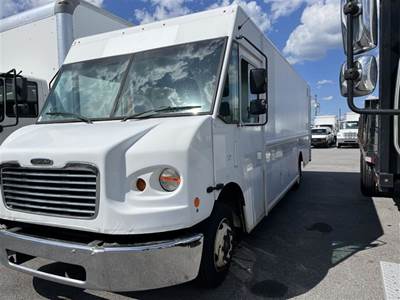Freightliner MT45 26 ft Box Truck - 220HP, 5 Speed Automatic, Roll up Door, Liftgate