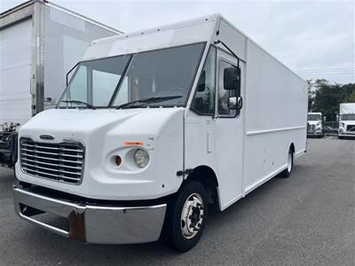 Freightliner MT45 26 ft Box Truck - 220HP, 5 Speed Automatic, Roll up Door, Liftgate