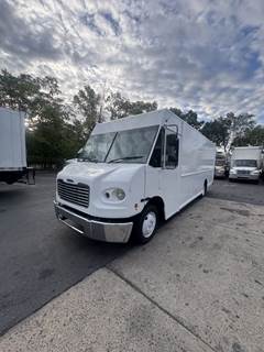 Freightliner MT45 20 ft Box Truck - 200HP, 5 Speed Automatic, Roll up Door, Liftgate