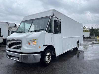 Freightliner MT45 26 ft Box Truck - 220HP, 5 Speed Automatic, Roll up Door, Liftgate