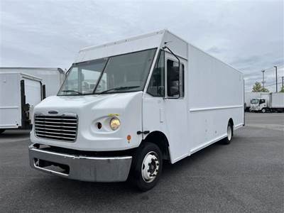 Freightliner MT45 26 ft Box Truck - 220HP, 5 Speed Automatic, Roll up Door, Liftgate