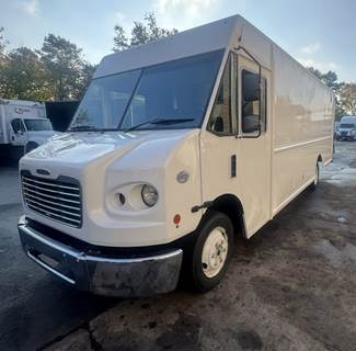 Freightliner MT45 20 ft Box Truck - 200HP, 5 Speed Automatic, Roll up Door, Liftgate