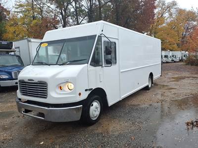 Freightliner MT45 20 ft Box Truck - 200HP, 5 Speed Automatic, Roll up Door, Liftgate