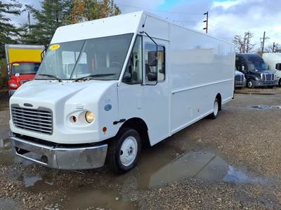 Freightliner MT45 20 ft Box Truck - 200HP, 5 Speed Automatic, Roll up Door, Liftgate