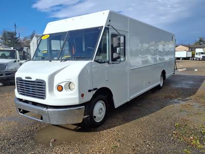 Freightliner MT45 20 ft Box Truck - 200HP, 5 Speed Automatic, Roll up Door, Liftgate