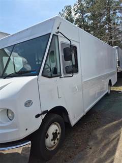 Freightliner MT45 20 ft Box Truck - 200HP, 5 Speed Automatic, Roll up Door, Liftgate