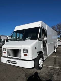 Freightliner MT45 20 ft Box Truck - 200HP, 6 Speed Automatic, Roll up Door, Liftgate