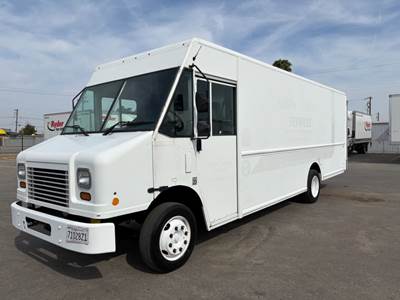 Freightliner MT45 20 ft Box Truck - 200HP, 5 Speed Automatic, Liftgate