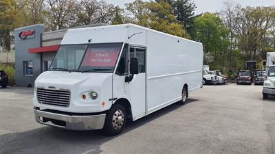 Freightliner MT45 23 ft Box Truck - 200HP, 6 Speed Automatic, Roll up Door, Liftgate