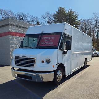 Freightliner MT45 23 ft Box Truck - 200HP, 6 Speed Automatic, Roll up Door, Liftgate