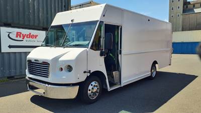 Freightliner MT45 18 ft Box Truck - 200HP, 6 Speed Automatic, Roll up Door, Liftgate