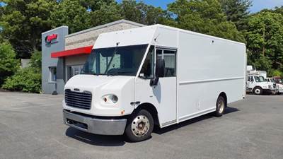 Freightliner MT45 18 ft Box Truck - 200HP, 6 Speed Automatic, Roll up Door, Liftgate