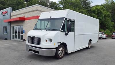 Freightliner MT45 18 ft Box Truck - 200HP, 6 Speed Automatic, Roll up Door, Liftgate
