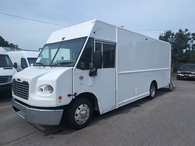 Freightliner MT45 18 ft Box Truck - 200HP, 6 Speed Automatic, Roll up Door, Liftgate