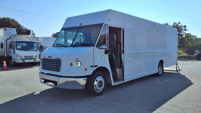 Freightliner MT45 23 ft Box Truck - 200HP, 6 Speed Automatic, Roll up Door, Liftgate