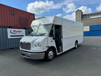 Freightliner MT45 18 ft Box Truck - 200HP, 6 Speed Automatic, Roll up Door, Liftgate