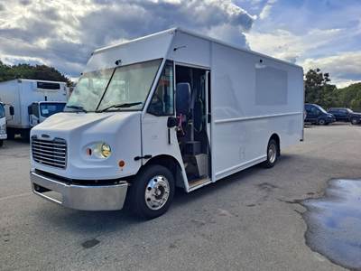 Freightliner MT45 18 ft Box Truck - 200HP, 6 Speed Automatic, Roll up Door, Liftgate