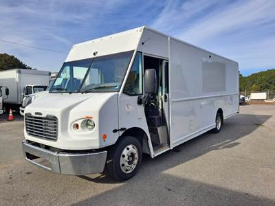 Freightliner MT45 22 ft Box Truck - 200HP, 6 Speed Automatic, Roll up Door, Liftgate