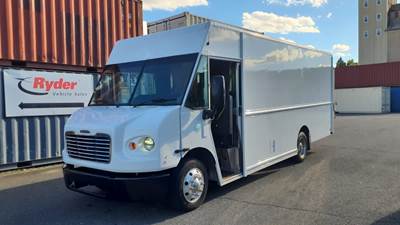 Freightliner MT45 18 ft Box Truck - 200HP, 6 Speed Automatic, Roll up Door, Liftgate