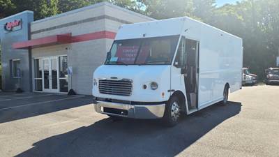 Freightliner MT45 18 ft Box Truck - 200HP, 6 Speed Automatic, Roll up Door, Liftgate
