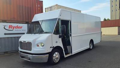 Freightliner MT45 18 ft Box Truck - 200HP, 6 Speed Automatic, Roll up Door, Liftgate