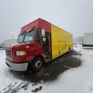 Freightliner MT55 24 ft Box Truck - 200HP, 6 Speed Automatic, Roll up Door