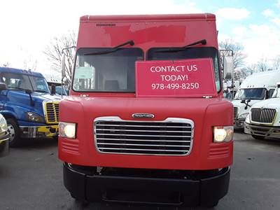 Freightliner MT55 24 ft Box Truck - 200HP, 6 Speed Automatic, Roll up Door