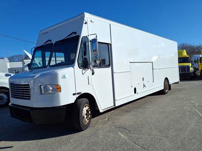 Freightliner MT55 24 ft Box Truck - 200HP, 6 Speed Automatic, Roll up Door