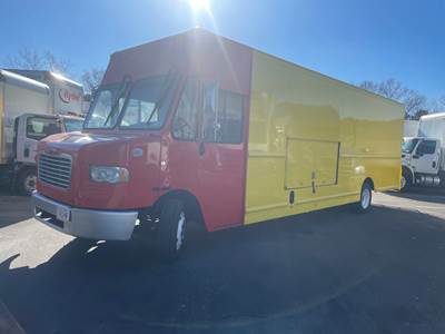 Freightliner MT55 24 ft Box Truck - 200HP, 6 Speed Automatic, Roll up Door