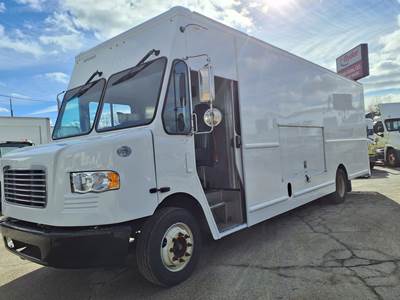 Freightliner MT55 22 ft Box Truck - 200HP, 6 Speed Automatic, Roll up Door