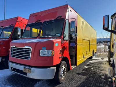 Freightliner MT55 24 ft Box Truck - 200HP, 6 Speed Automatic, Roll up Door