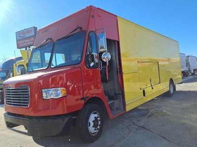 Freightliner MT55 24 ft Box Truck - 200HP, 6 Speed Automatic, Roll up Door