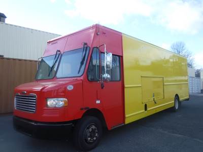 Freightliner MT55 24 ft Box Truck - 200HP, 6 Speed Automatic, Roll up Door