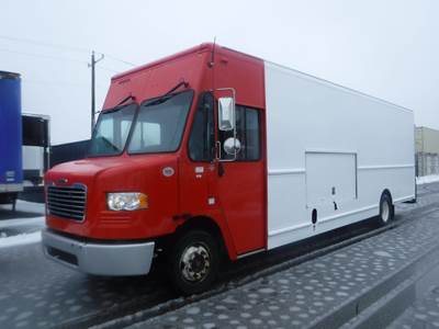 Freightliner MT55 24 ft Box Truck - 200HP, 6 Speed Automatic, Roll up Door