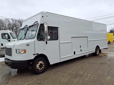 Freightliner MT55 24 ft Box Truck - 200HP, 6 Speed Automatic, Roll up Door