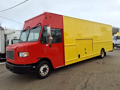 Freightliner MT55 24 ft Box Truck - 200HP, 6 Speed Automatic, Roll up Door